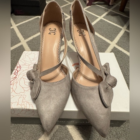 None Shoes - Women's Gray Bow Accent Heels New In Box